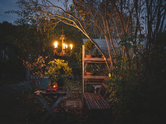 tuin verlicht met kaarsen in kandelaar