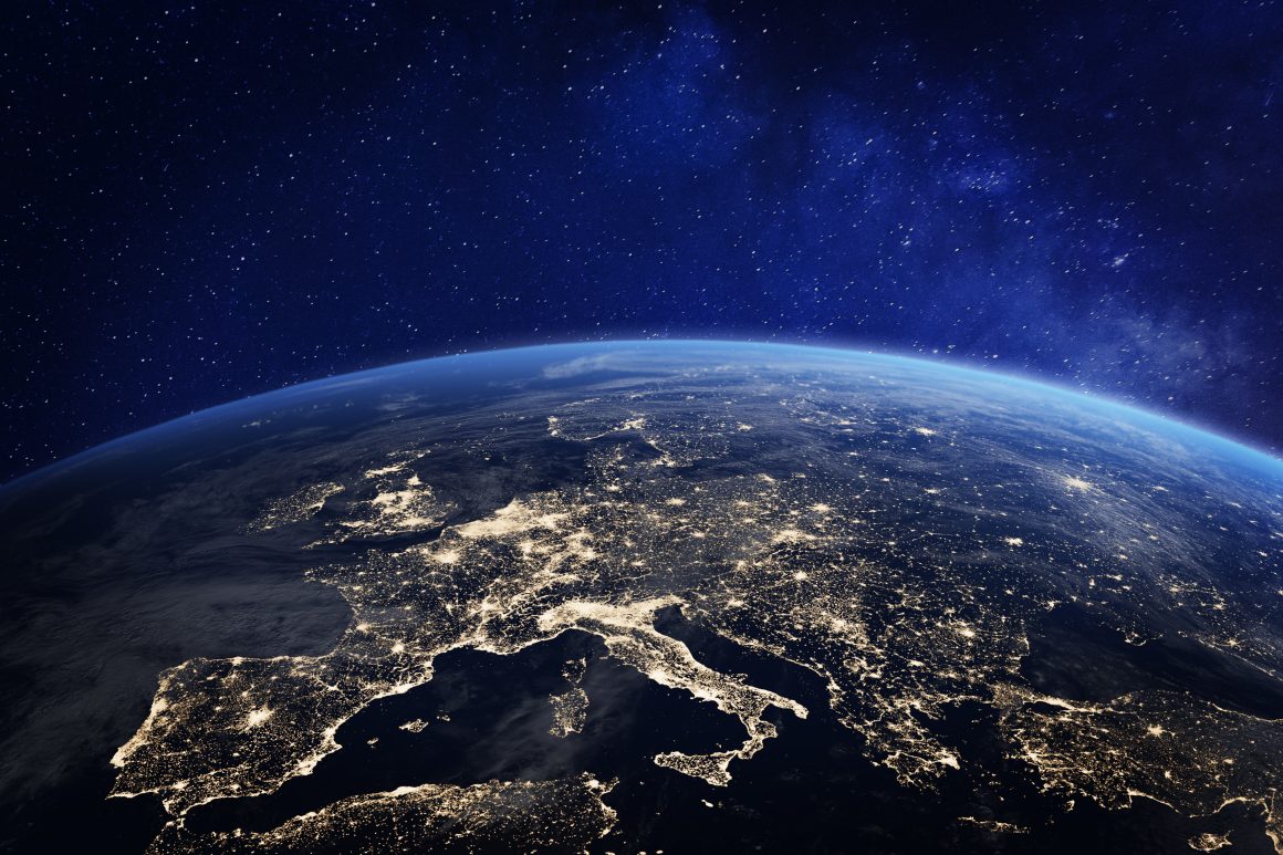 Europa vanuit de ruimte gefotografeerd in de nacht waar lichtvervuilig zichtbaar is