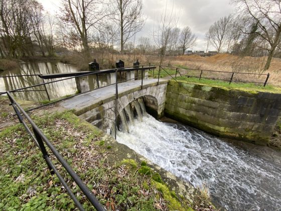 Rivier met kleine dam