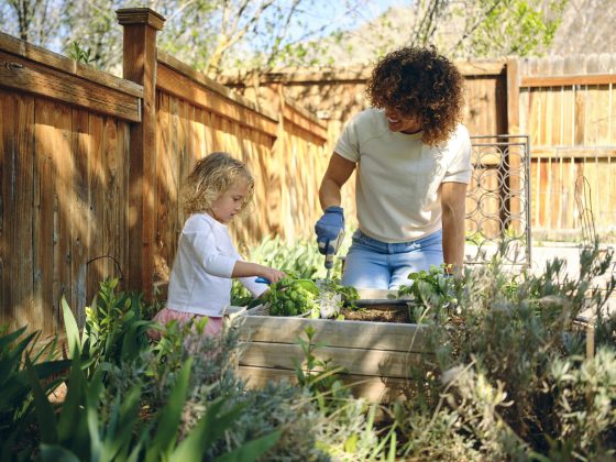 Moeder met dochter in een moestuin