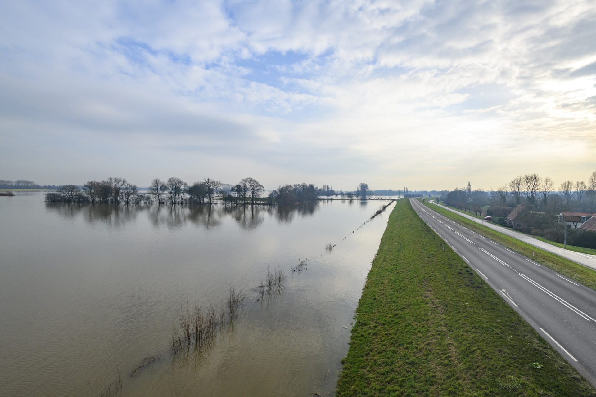 Het waterpeil staat extreem hoog en Nederland en er is sprake van hoogwater