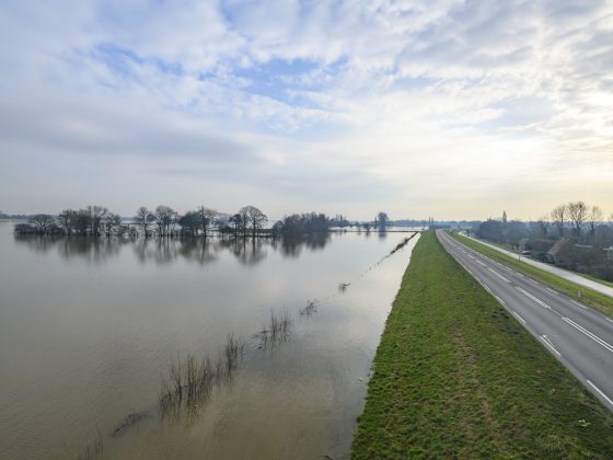 Het waterpeil staat extreem hoog en Nederland en er is sprake van hoogwater