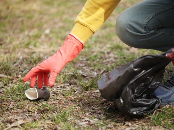 Zwerfafval opruimen tijdens de Landelijke Opschoondag